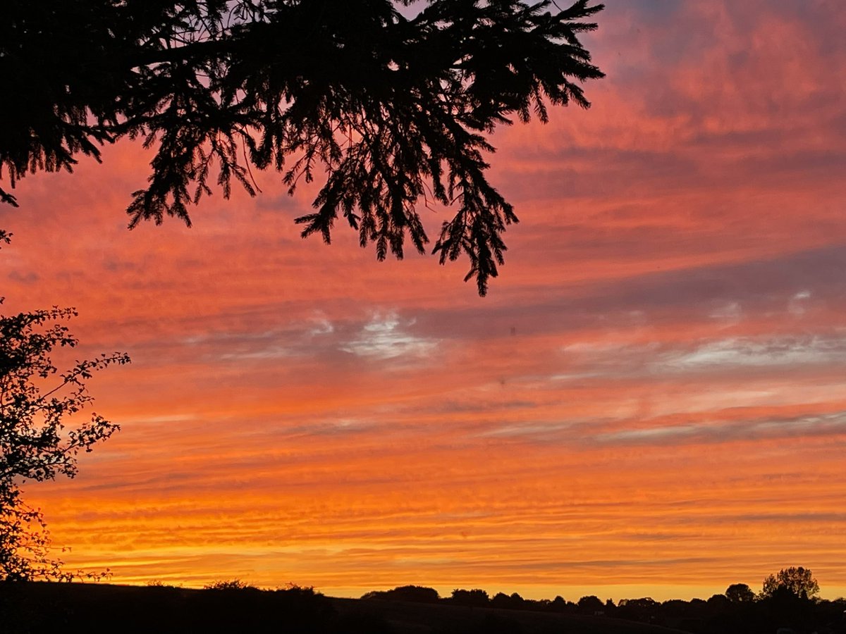 Beautiful sunset over Kent on Monday. <a href="/CloudAppSoc/">Cloud Appreciation Society</a>