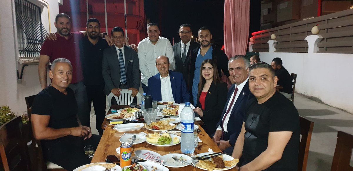 #KKTC Kıbrıs’ta mangal, kebap, meyhane geceleri özellikle seçimlere yakın çoğalır. 

Bu kez akepe etkisi olsa gerek masada ne viski, ne de rakı var. 
Maalesef ki; siyasal islam tam da bu şekilde gelir…

Ne hikmetse herkesin eli de masa altında 🤣 kadeh mi tutuyor onlar? 🤣