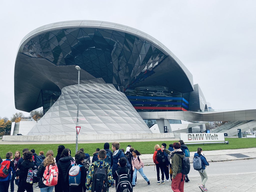 Allemagne2022's tweet photo. Une nouvelle journée commence dans le brouillard mais avec des températures clémentes. Nous sommes à München au BMW-Welt. Ce matin les yeux des enfants brillent autant que les carrosseries. https://t.co/Y3dGX6XsMx