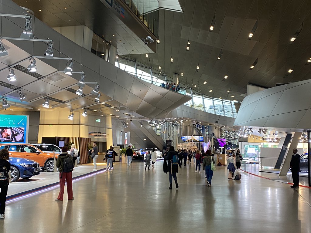 Allemagne2022's tweet photo. Une nouvelle journée commence dans le brouillard mais avec des températures clémentes. Nous sommes à München au BMW-Welt. Ce matin les yeux des enfants brillent autant que les carrosseries. https://t.co/Y3dGX6XsMx