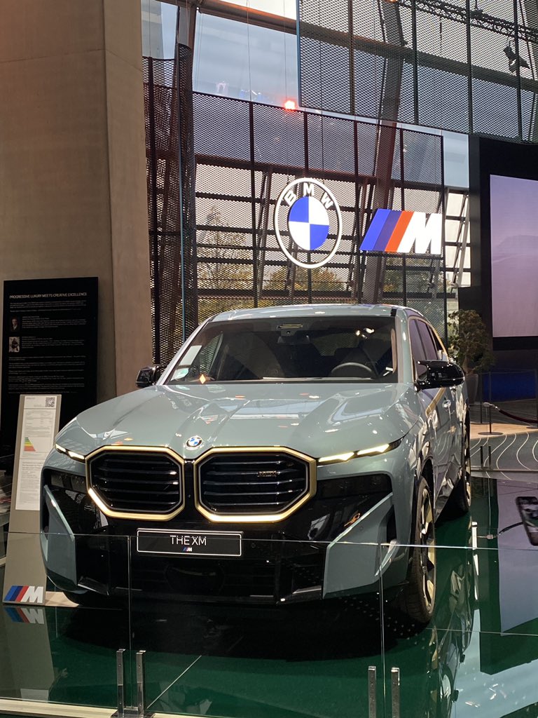 Allemagne2022's tweet photo. Une nouvelle journée commence dans le brouillard mais avec des températures clémentes. Nous sommes à München au BMW-Welt. Ce matin les yeux des enfants brillent autant que les carrosseries. https://t.co/Y3dGX6XsMx