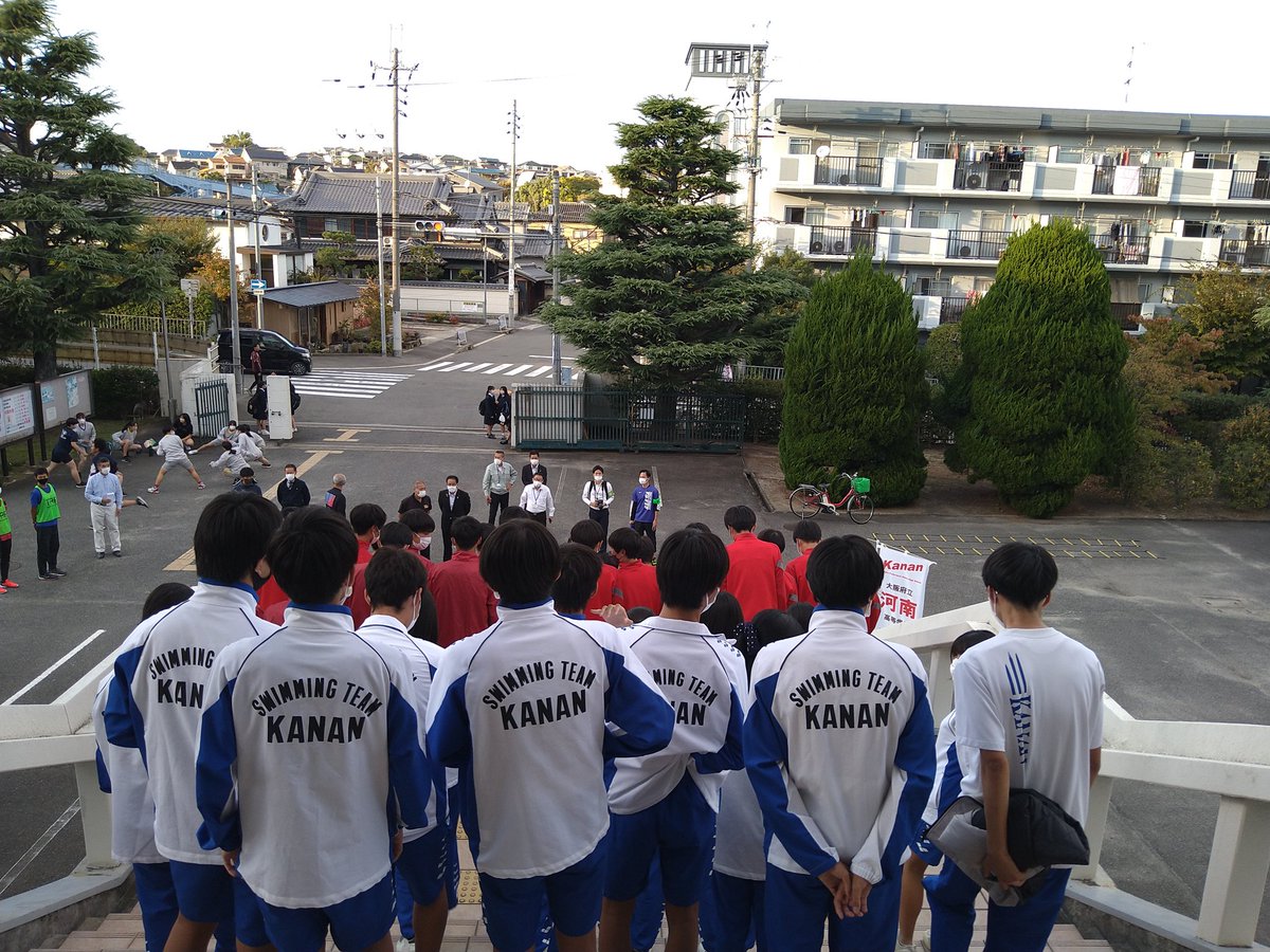 大阪府立河南高校の学生の皆さんと富田林市民総合体育館のスタッフ、富田林警察とランニングパトロールの出発式を行いました。
　これから富田林市内をランニングしながらパトロールします！
#大阪ランパト #ながら見守り活動 #大阪府警 #第3回大阪ランパトチャレンジ