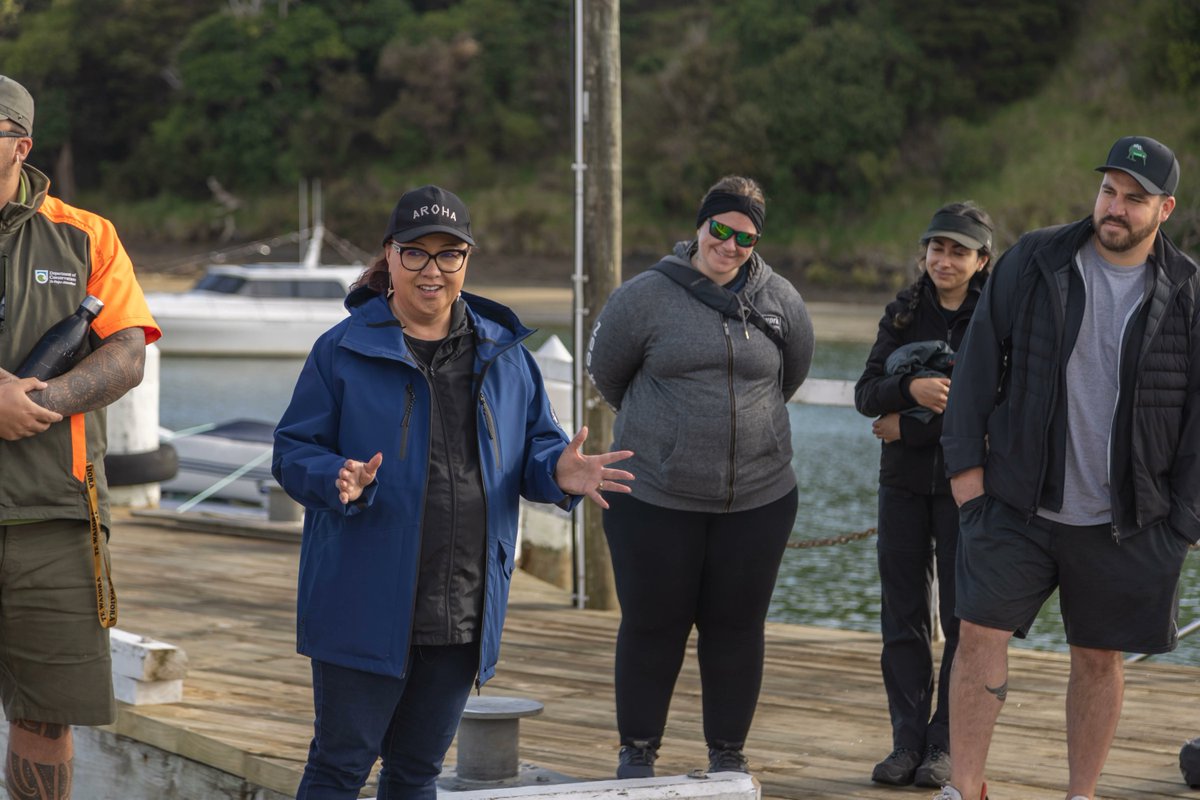 ReviveOurGulf's tweet photo. Today was something special.This morning we joined the Ngāti Manuhiri whānau and deployed the last barge load of kūtai in the biggest experimental mussel bed yet for Te Moananui-ā-Toi / The Hauraki Gulf (150 tonnes!).  #teauomorunga #shellfishrestoration #haurakigulf https://t.co/wph8Ak0irJ