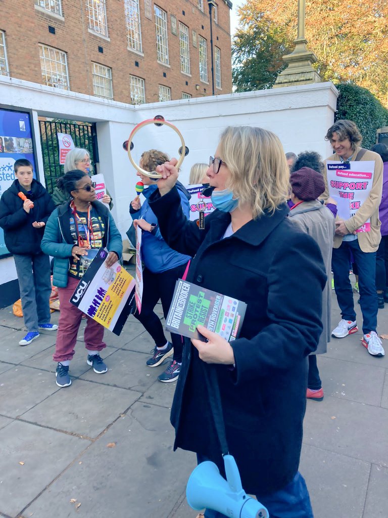 UCULSCollege's tweet photo. Day 9 of the Strike at Lewisham College! Come and support your teachers! #SupportFE #ucuRISING #LoveOurColleges https://t.co/WialWRQsFp