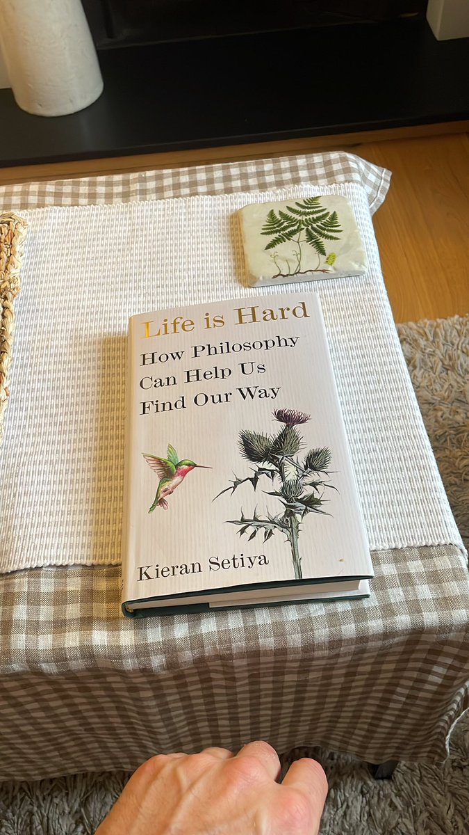 JoeBarryPhysio's tweet photo. Recommended read. Bonus is that it can stay out on show cus partner says it matches the decor of the house #neutralcolours 🤷‍♂️ https://t.co/wp4i0nphdK