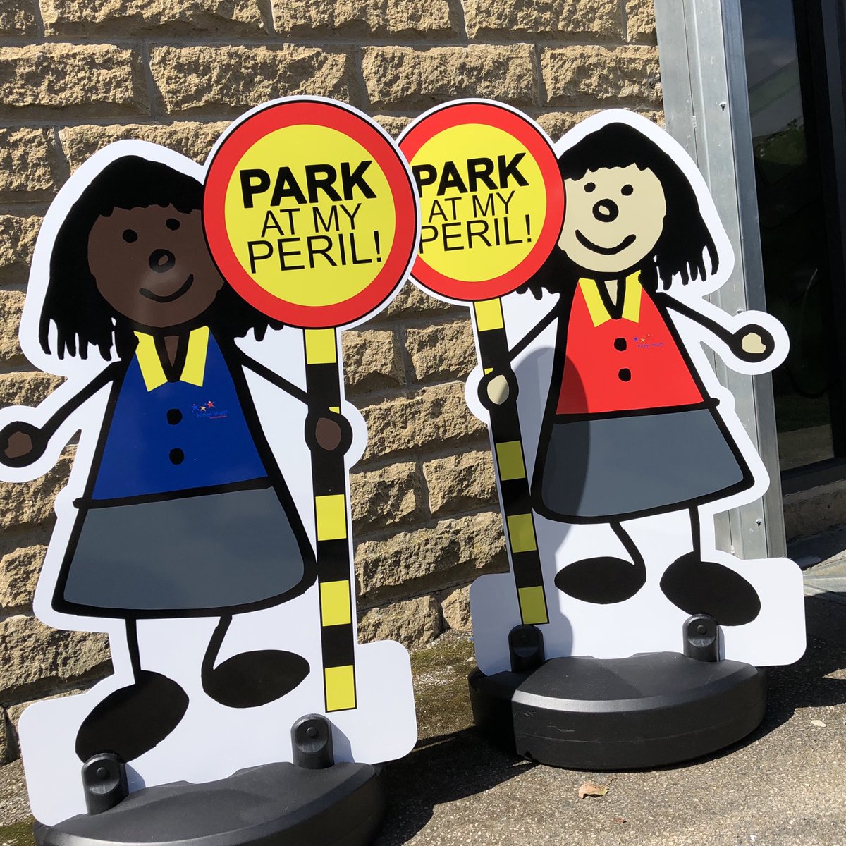 School_RdSafety's tweet photo. Today’s safer #SchoolRun tip
If you MUST #DriveToSchool NEVER #ParkOnTheZigZags outside #School It blocks the view of #Children and families #CrossingTheRoad It also makes it hard for oncoming vehicles to see them crossing #ThinkBeforeYouPark #ProjectEDWARD #NoExcuses #SaveLives https://t.co/8ogOZOlTUC