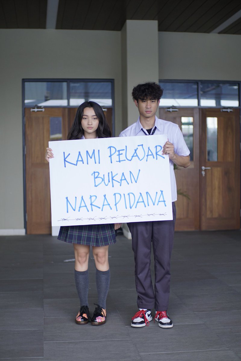 "Kami pelajar bukan Narapidana" #BadBoysVSCrazyGirls si Liam sama Kate kenapa ya? temukan jawabannya di <a href="/Viu_ID/">Viu Indonesia</a> skr.