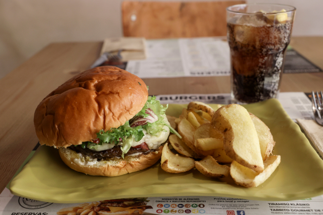 Oferplan_ABCse's tweet photo. 🍴 Klásiko Urban Food te ofrece una carta de cocina urbana y actual con ingredientes de alta calidad. Burgers 🍔 100% de ternera, ensaladas frescas 🥗, variedad de panes y mucho más para disfrutar de la mejor "urban food". #GastroSev #Sevillahoy
➡️https://t.co/OMFpcTnaHe https://t.co/ojlXoIatg8