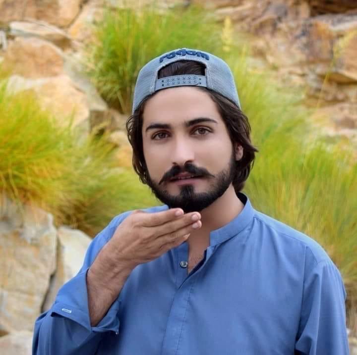 ISbaloch2014's tweet photo. مرچی ھمے آواز پہ شہید تابش ہی واستہ چست بُوگا آں۔ اگن ھمے آواز لھتیں روچءَ ساری یا چست بوتیں آں مرچی تابش شہید نہ بوتگ اَت ۔ مُردا پرست قوم۔۔۔۔
 #StopBalochGenocide https://t.co/loG06heDVM