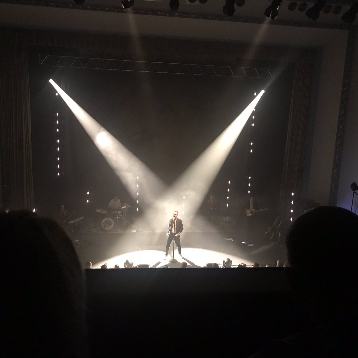 AnnaJames31's tweet photo. A bit (decades) late to the fan-girl party, but oh my goodness - how amazing was @tomchaplin #midpoint @TheForumBath! That voice, those lyrics, those moves…. just awesome 🤩🤩🤩 #withabitofluck #whenthelightsgoup #whentheshipgoesdown https://t.co/I5yNcGwpFH