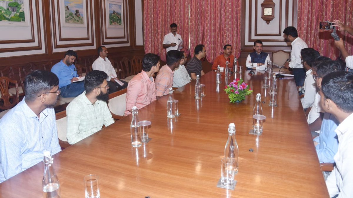 AbhiPawarBJP's tweet photo. राज्यसेवा परीक्षेची तयारी करणाऱ्या १३ विद्यार्थ्यांच्या शिष्टमंडळासह आज राज्याचे कर्तव्यनिष्ठ उपमुख्यमंत्री मा श्री @Dev_Fadnavis जी यांची भेट घेतली. राज्यसेवा - २२ ही परीक्षा वस्तुनिष्ठ पद्धतीने होणारी शेवटची परीक्षा असल्याने हजारो परीक्षार्थींसाठी ती शेवटची संधी आहे.
#mpsc 
1/5 https://t.co/aK1CEK51kp