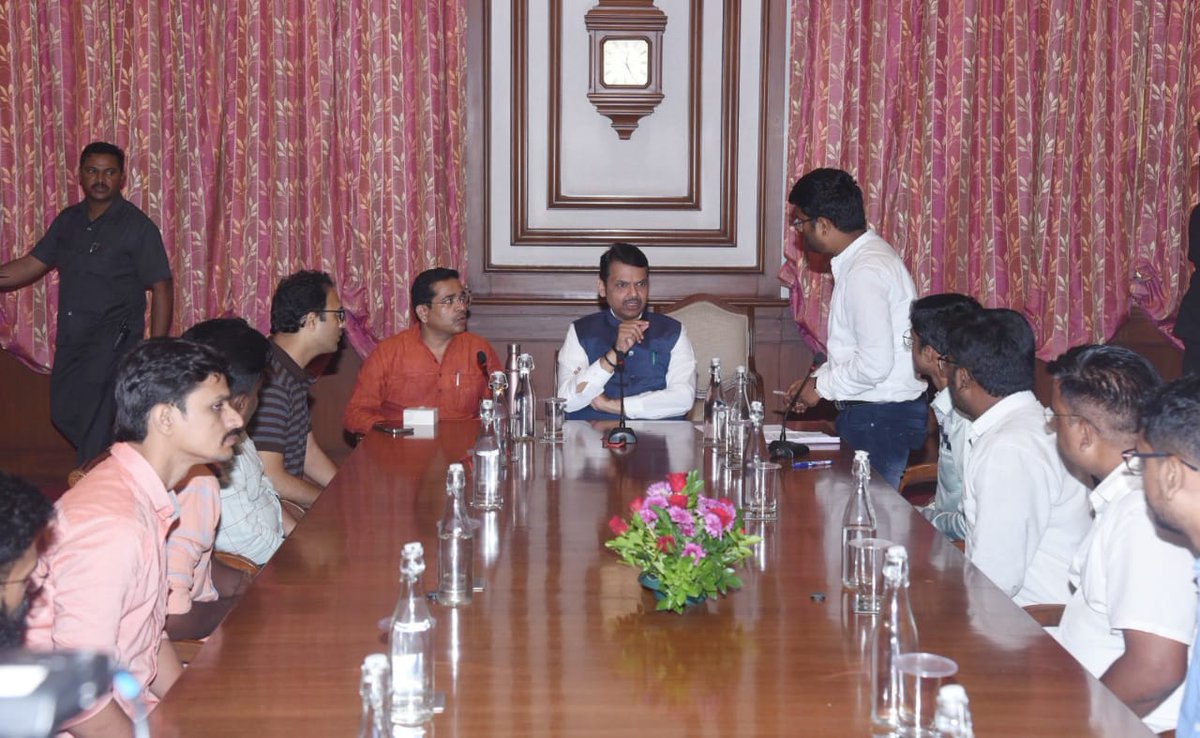 AbhiPawarBJP's tweet photo. राज्यसेवा परीक्षेची तयारी करणाऱ्या १३ विद्यार्थ्यांच्या शिष्टमंडळासह आज राज्याचे कर्तव्यनिष्ठ उपमुख्यमंत्री मा श्री @Dev_Fadnavis जी यांची भेट घेतली. राज्यसेवा - २२ ही परीक्षा वस्तुनिष्ठ पद्धतीने होणारी शेवटची परीक्षा असल्याने हजारो परीक्षार्थींसाठी ती शेवटची संधी आहे.
#mpsc 
1/5 https://t.co/aK1CEK51kp