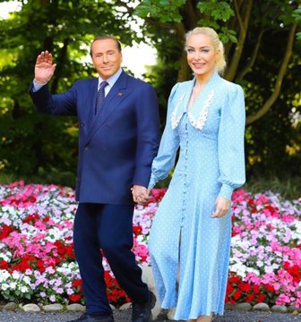 epizeusi's tweet photo. Lei palesemente costretta a indossare i vestiti della madre morta di Berlusconi, come nei film horror. https://t.co/NNDVqMYhY3