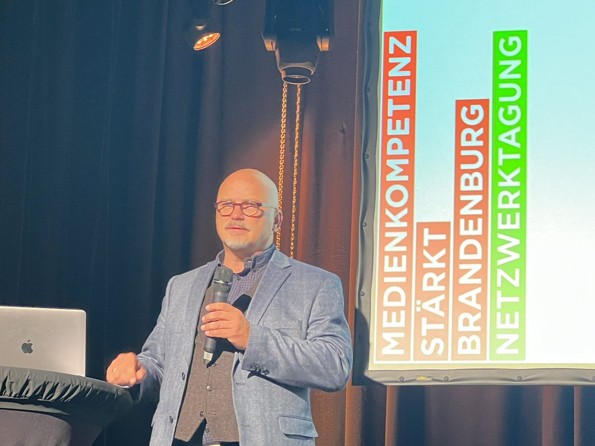 lmb_Brandenburg's tweet photo. Karsten Friedel vom @MBJSBrandenburg begrüßt zur Netzwerktagung Medienkompetenz stärkt Brandenburg und betont die Notwendigkeit von Kooperationen zwischen Schule und außerschulischer Bildung. #msb22 https://t.co/ISO1nETZMM