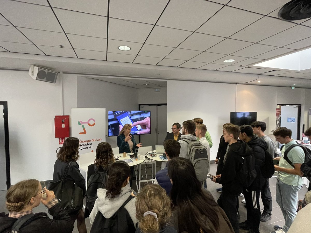 GuilMICHEL's tweet photo. Salon #gofab @SteMetropole
2ème journée qui débute avec une belle affluence et des jeunes intéressés par les enjeux de la 5G et de l’industrie 4.0 @orangebusiness
@CCILYONMETRO @OrangeAuRA https://t.co/upRPKgoeWp