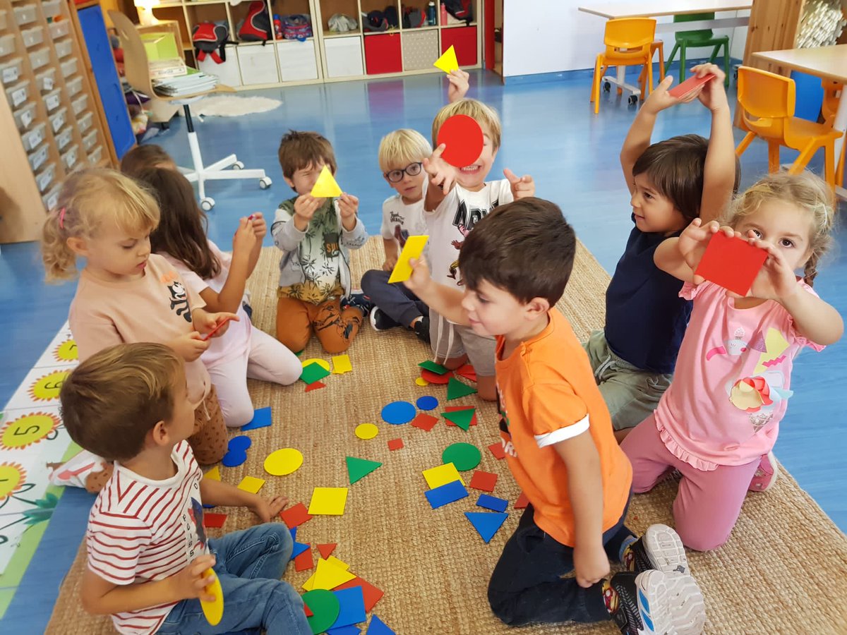 IESANTJORDI's tweet photo. Amb EMAT, a I4, aprenem i ens ho passem bé buscant les figures geomètriques i atenent a consignes d'una i dues ordres #NousEspaisUnNouSantJordi
#iesantjordi #vilassardedalt #escolescoop #escolesmaresme #pedagogiaviva #metodologiaactiva #racons #minimons #ambients #projectes https://t.co/BlKCtVig6H