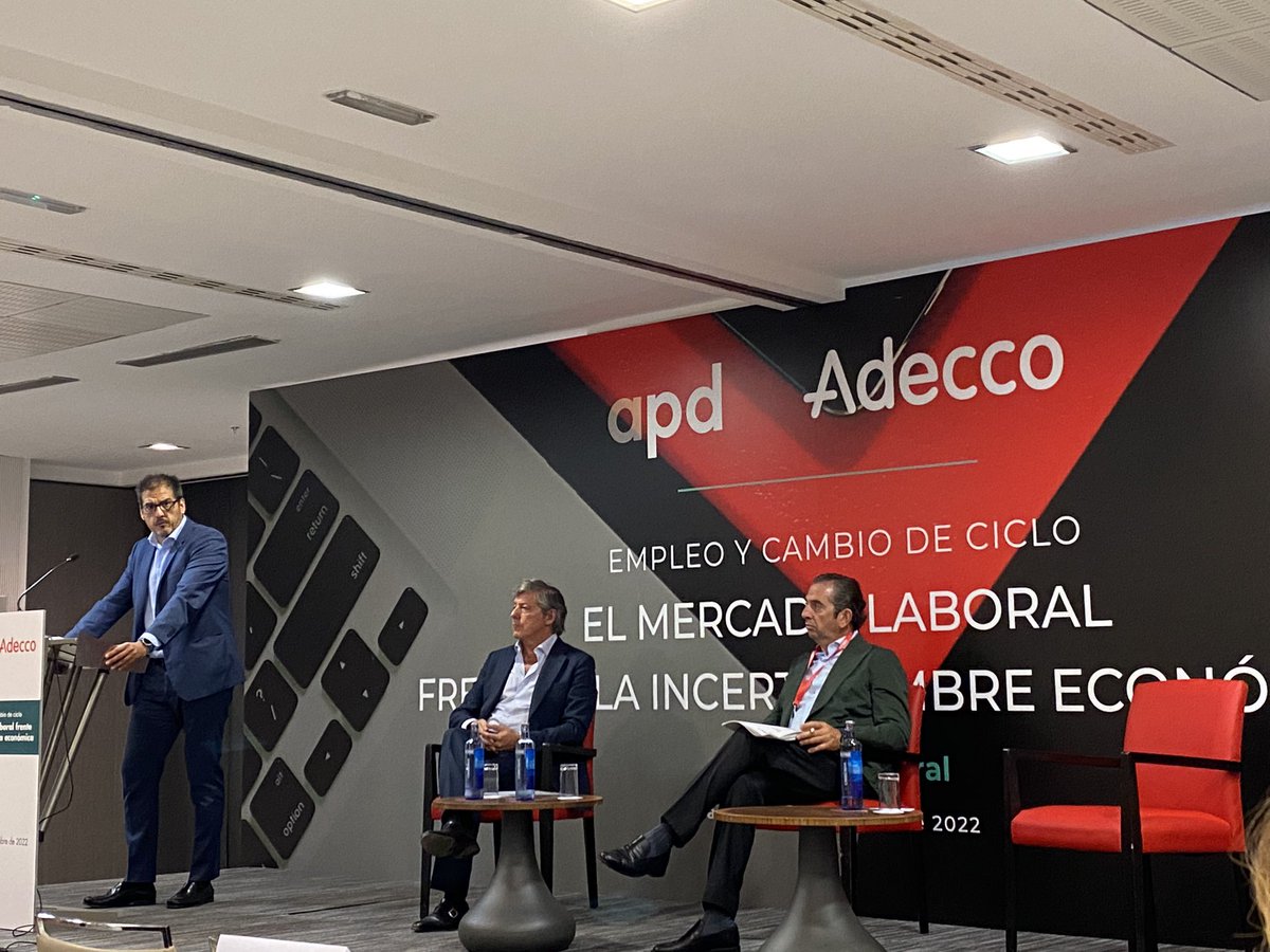 RubenCastroRod's tweet photo. @iker_barricat aperturando la jornada “El mercado laboral frente a la incertidumbre económica” con @APDasociacion @adecco_es #mercadolaboral https://t.co/d30yaYU914