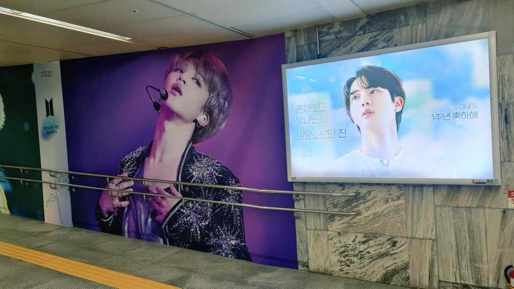 Angel59587077's tweet photo. BTS ads all over the subway stations 🥰💜 https://t.co/RuKxtEq0mT