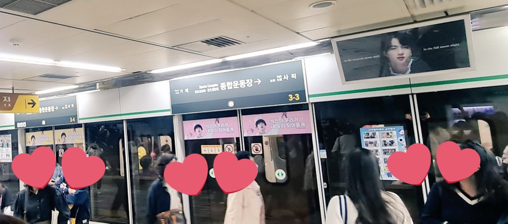 Angel59587077's tweet photo. BTS ads all over the subway stations 🥰💜 https://t.co/RuKxtEq0mT