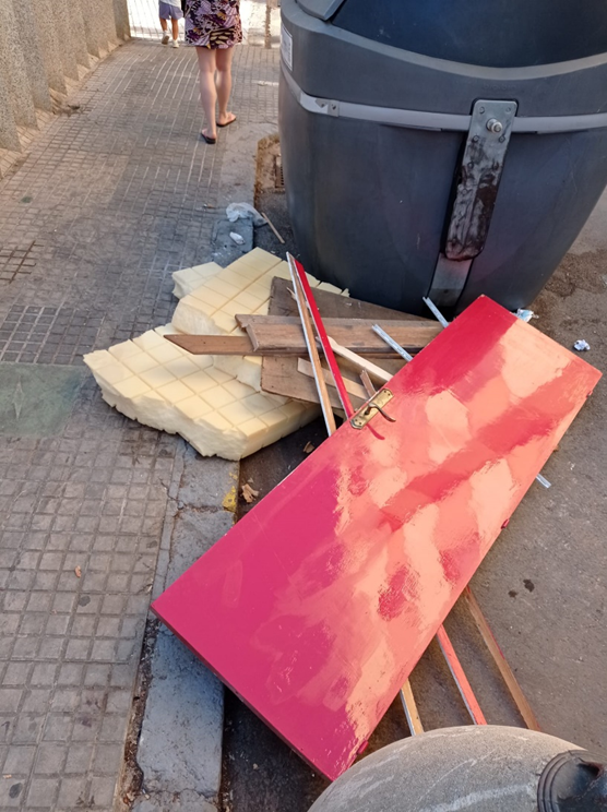 EivissaNeta's tweet photo. Quan es tanca una porta, s'obre una finestra. Però si has de tirar la porta, revisa el calendari per a saber el moment oportú per a fer-lo 🚪🗑️

#EivissaNeta #ÉsCaTeua https://t.co/tuAZOLMzz1