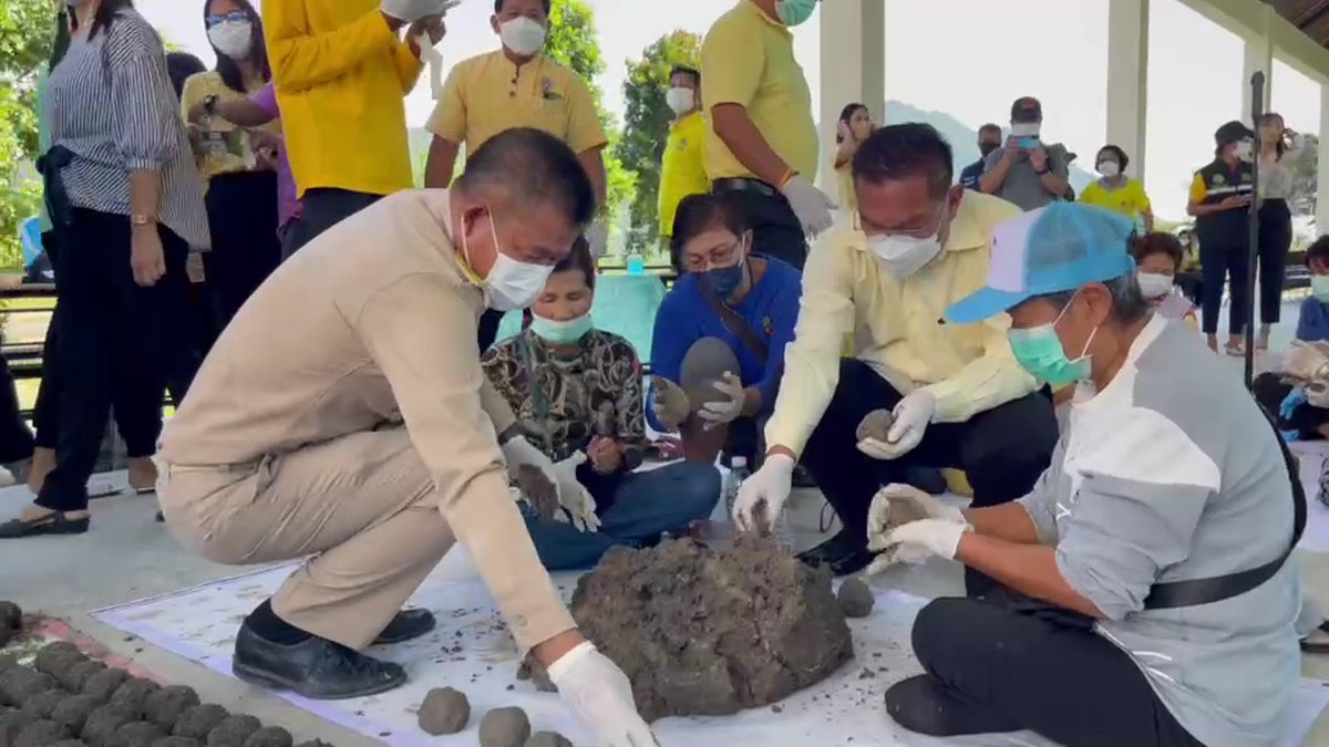 ctrmcot's tweet photo. อำเภอเมืองลพบุรีร่วมกับเทศบาลตำบลเขาพระงาม จัดโครงการรวมพลคนอาสาฟื้นฟูตำบลเขาพระงาม ทำลูกบอล EM Ball เพื่อนำไปโยนลงในน้ำที่ท่วมขัง ที่เริ่มเน่าเสียให้คืนสภาพ @TNAMCOT https://t.co/ofuvgclHBD