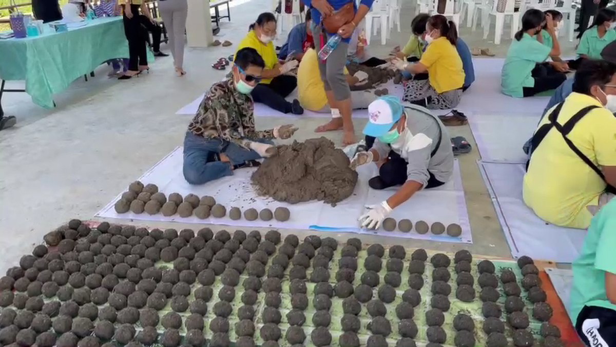 ctrmcot's tweet photo. อำเภอเมืองลพบุรีร่วมกับเทศบาลตำบลเขาพระงาม จัดโครงการรวมพลคนอาสาฟื้นฟูตำบลเขาพระงาม ทำลูกบอล EM Ball เพื่อนำไปโยนลงในน้ำที่ท่วมขัง ที่เริ่มเน่าเสียให้คืนสภาพ @TNAMCOT https://t.co/ofuvgclHBD