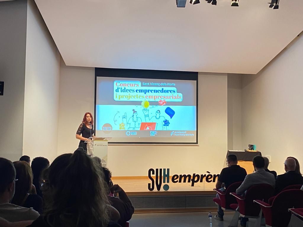 StVicencECPodem's tweet photo. 🧑‍💼L'enhorabona a totes les emprenedores/rs per presentar les vostres idees futures de negoci💡 i projectes empresarials i comercials ja iniciats en aquesta 7a edició de la #NitEmprenedoria #SantVicençdelsHorts! Els vostres projectes ja són un èxit🥇 Sou referents, molts encerts❤️ https://t.co/qlRUxcuGjD