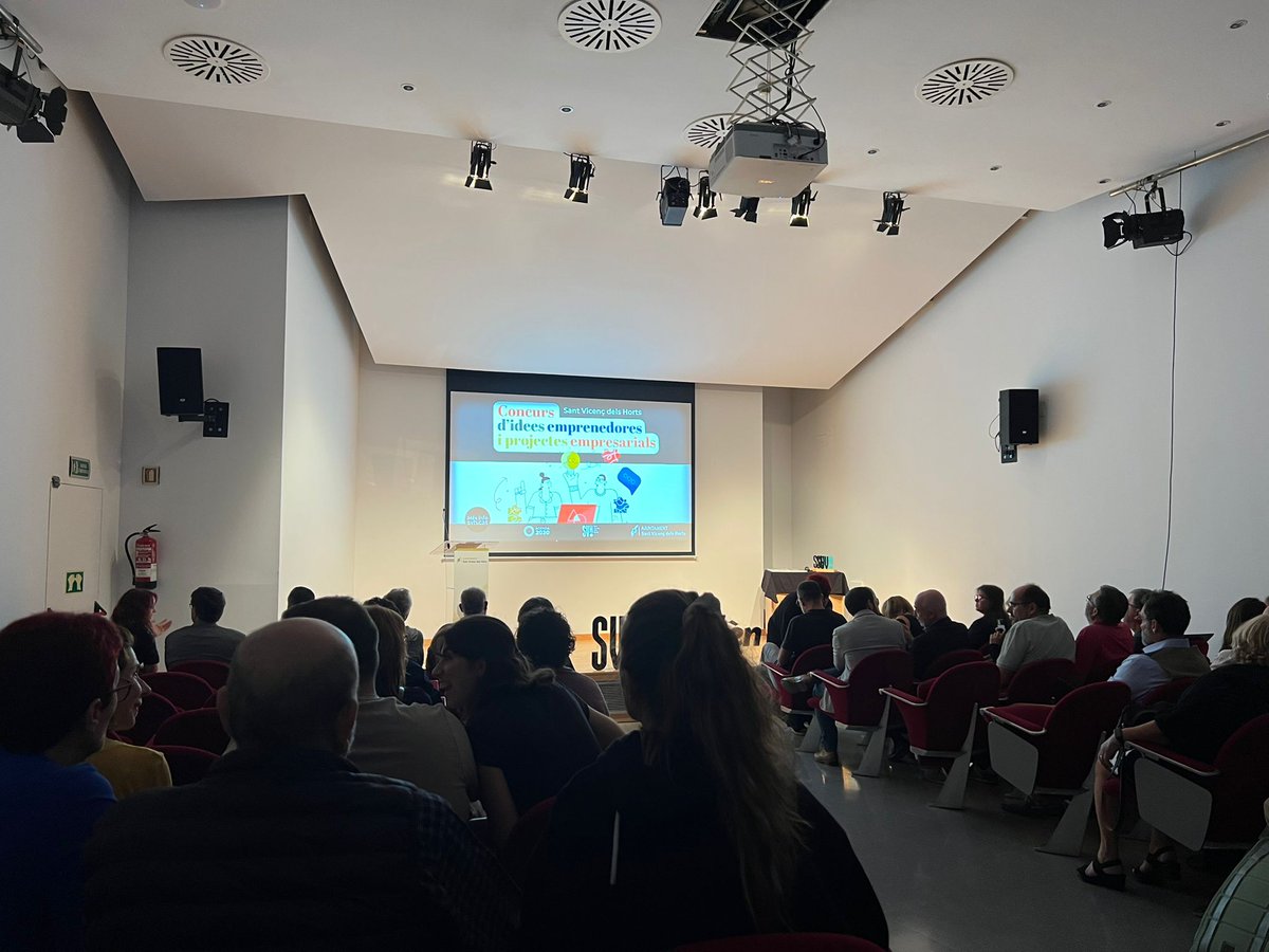 StVicencECPodem's tweet photo. 🧑‍💼L'enhorabona a totes les emprenedores/rs per presentar les vostres idees futures de negoci💡 i projectes empresarials i comercials ja iniciats en aquesta 7a edició de la #NitEmprenedoria #SantVicençdelsHorts! Els vostres projectes ja són un èxit🥇 Sou referents, molts encerts❤️ https://t.co/qlRUxcuGjD