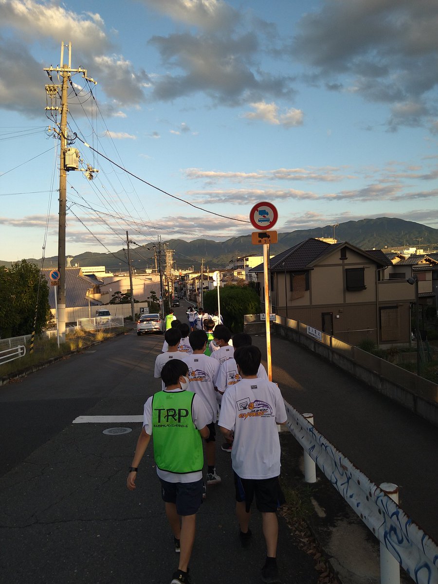 富田林市立第一中学校付近をパトロール
下校する学生さんの姿も見られます
異常ありません

#大阪ランパト #ながら見守り活動 #大阪府警   #富田林警察 #第3回大阪ランパトチャレンジ