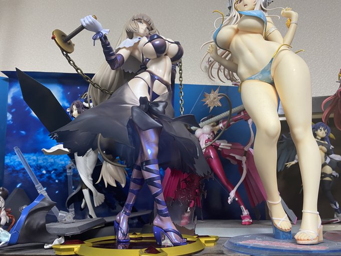 ボンバガのセピアさんフィギュアの足もとが破損する不具合が出てるみたいだけど、一応うちは大丈夫そうかな…?たしかにちょっと台座に挿すとき硬かったな

しかしすんげえむっちむちだ(再確認 