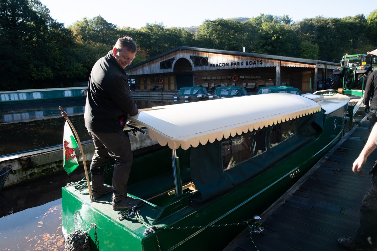 beaconparkboats's tweet photo. Some more highlights from the successful launch of our latest addition to the fleet, Robin!
#VisitWales
#BreconBeacons
#EcoBoat
#GreenBoats
#CanalRevolution https://t.co/v7jDZ0SpXJ