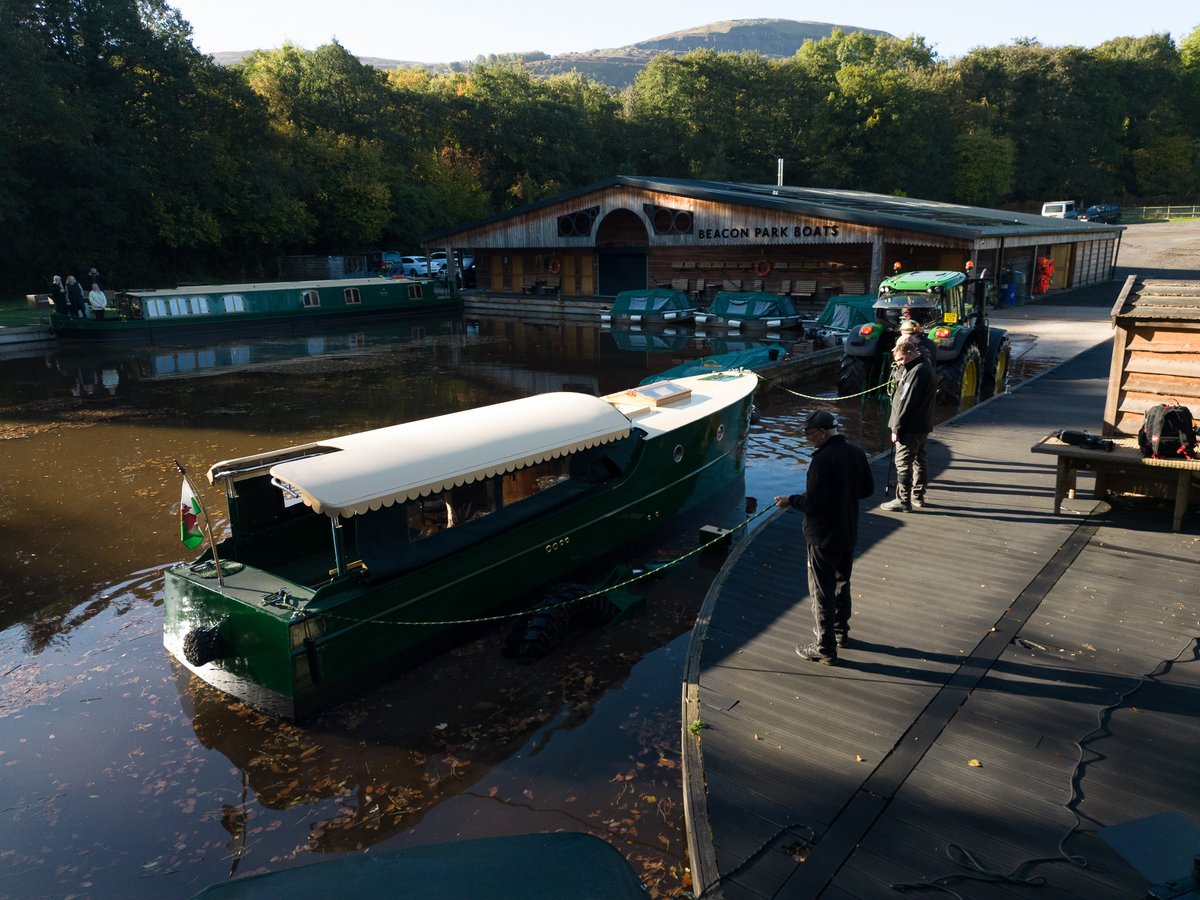 beaconparkboats's tweet photo. Some more highlights from the successful launch of our latest addition to the fleet, Robin!
#VisitWales
#BreconBeacons
#EcoBoat
#GreenBoats
#CanalRevolution https://t.co/v7jDZ0SpXJ