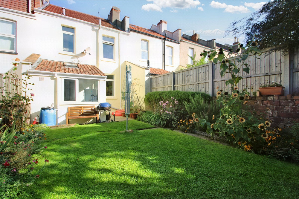 🏡 FOR SALE - A beautifully presented Victorian terrace family home in #Brisington

✔️ Two spacious double bedrooms
✔️ Open plan living space
✔️ Modern kitchen
✔️ Upstairs bathroom
✔️ South-facing garden
✔️ £375,000

See more ➡️ cjhole.co.uk/property/for-s…
