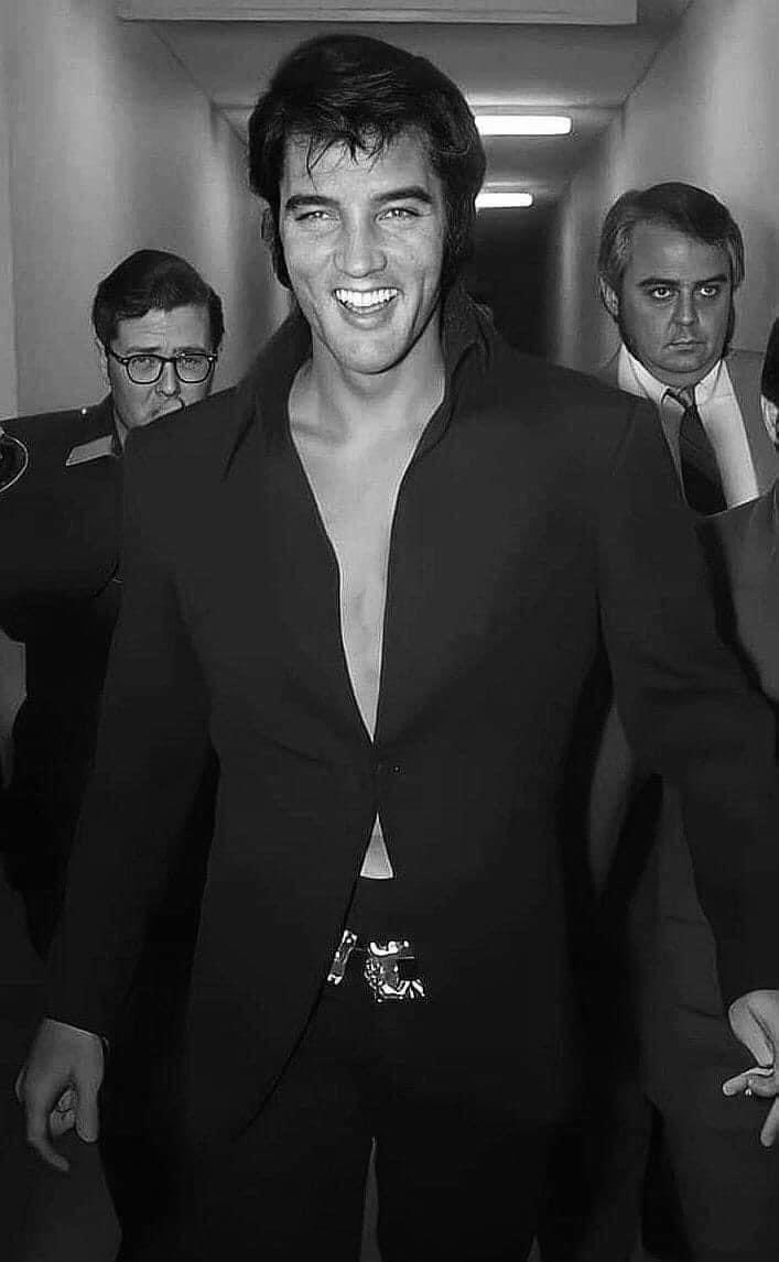 LorraineJourno's tweet photo. @Julielouisesha1 Good morning Julie. Snap! I love the cut-way jacket suit and posted this on FB 💕
#Elvis #Elvisstyle #Elvissmile #TCB https://t.co/vMhiWA8Gd3
