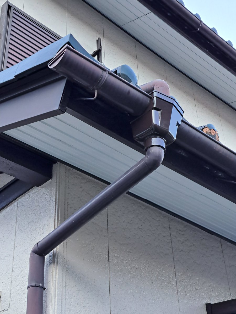 With_L_C's tweet photo. 雨樋の修理工事が完了しました。
飾り��スの破損と詰まりがあったため、飾りマスの取替と雨樋の清掃を行いました。
型が古くまったく同じものはなかったですが、似た色、形状のものを選びました！　#リフォーム　#雨樋修理 https://t.co/BDnmlzhC6d