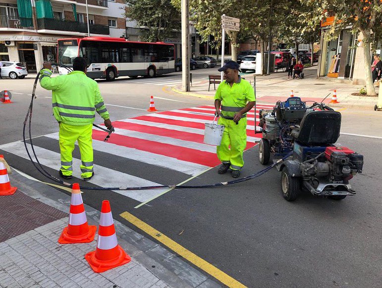 AbreraInforma's tweet photo. Realitzem treballs de repintat de passos de vianants i senyalització horitzontal al nucli urbà fins el divendres 21 d'octubre.
Durant els treballs de repintat, es dona pas alternatiu a la circulació. +Info al web https://t.co/wq7a2GIss4 #abrera #abrerainfo #manteniment #repintat https://t.co/xCujdufUZB