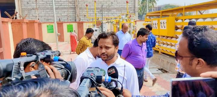 BiswalSouvic's tweet photo. କଟକ ମେୟର, ମହାନଗର ନିଗମ କମିଶନର, ସ୍ଥାନୀୟ କର୍ପୋରେଟର, ପ୍ରକଳ୍ପ କର୍ତ୍ତୃପକ୍ଷ, ପ୍ରତିନିଧି, ନେତୃବୃନ୍ଦ ତଥା କର୍ମକର୍ତ୍ତା ମାନଙ୍କ ଉପସ୍ଥିତ ରହିଥିଲେ।🙏
#ଉନ୍ନତି_ପଥରେ_କଟକ_ମହାନଗର 👏
#TransformingCuttack 💐
#DevelopmentWorksInCuttack https://t.co/3MzrLkXzsN