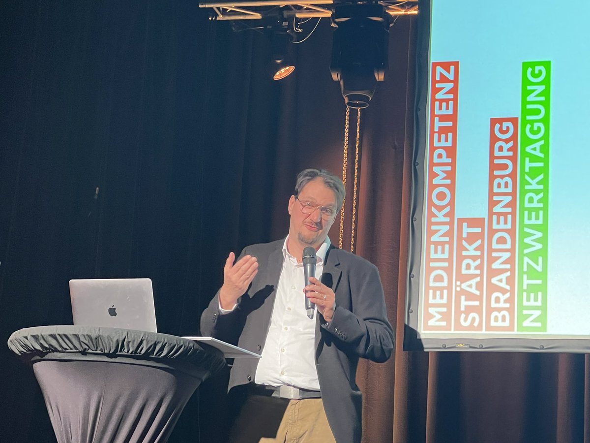 lmb_Brandenburg's tweet photo. Frank Feuerschütz, unser Vorsitzender, betont die Möglichkeiten des digitalen Raumes, Diskriminierung und Ungleichheiten mit lauten, kreativen und wirksamen Mitteln entgegentreten zu können. #metoo & #ichbinarmutsbetroffen sind nur einige gute Beispiele. #msb22 https://t.co/oTL5zvtILs