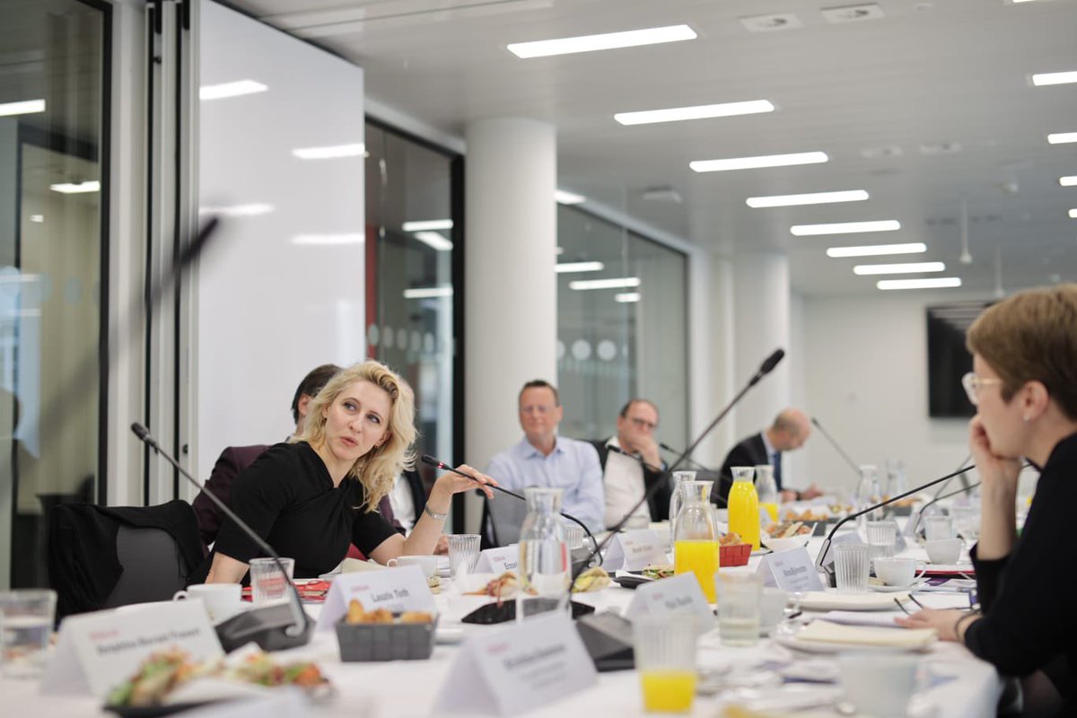 GSMAEurope's tweet photo. 🔹#5G investment in EU
🔹 New radio #spectrum programme 
🔹 Spectrum licensing prising 
🔹 Economic benefits, Europe competitiveness &amp; digital equality are among key discussions topics at this morning’s #GSMAConnected event on the European spectrum policy for the #DigitalDecade. https://t.co/OU17OwZZzj