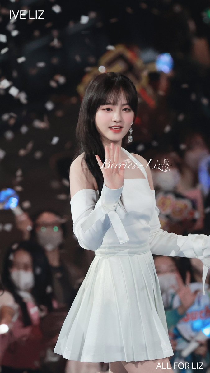 1121FOLDER's tweet photo. SHE IS THE MOMENT 

#LIZ #리즈 #IVE https://t.co/nkuI5MGUhg