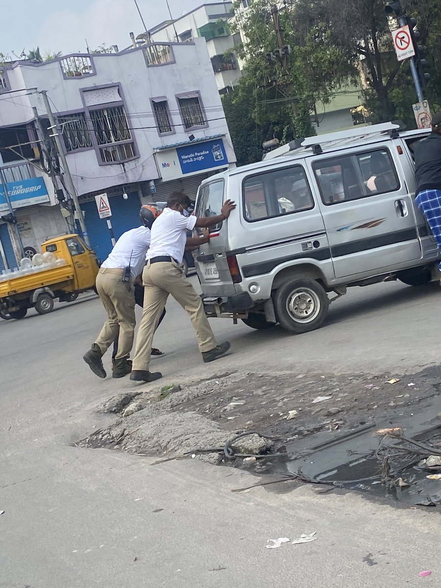 tallanarayana1's tweet photo. A big salute these two Traffic constables who are helping a vehicle (breakdown on road) owner today morning at Baghlingampally X Roads
@hydcitypolice
@TelanganaDGP
@CPHydCity https://t.co/55m6Alc21g