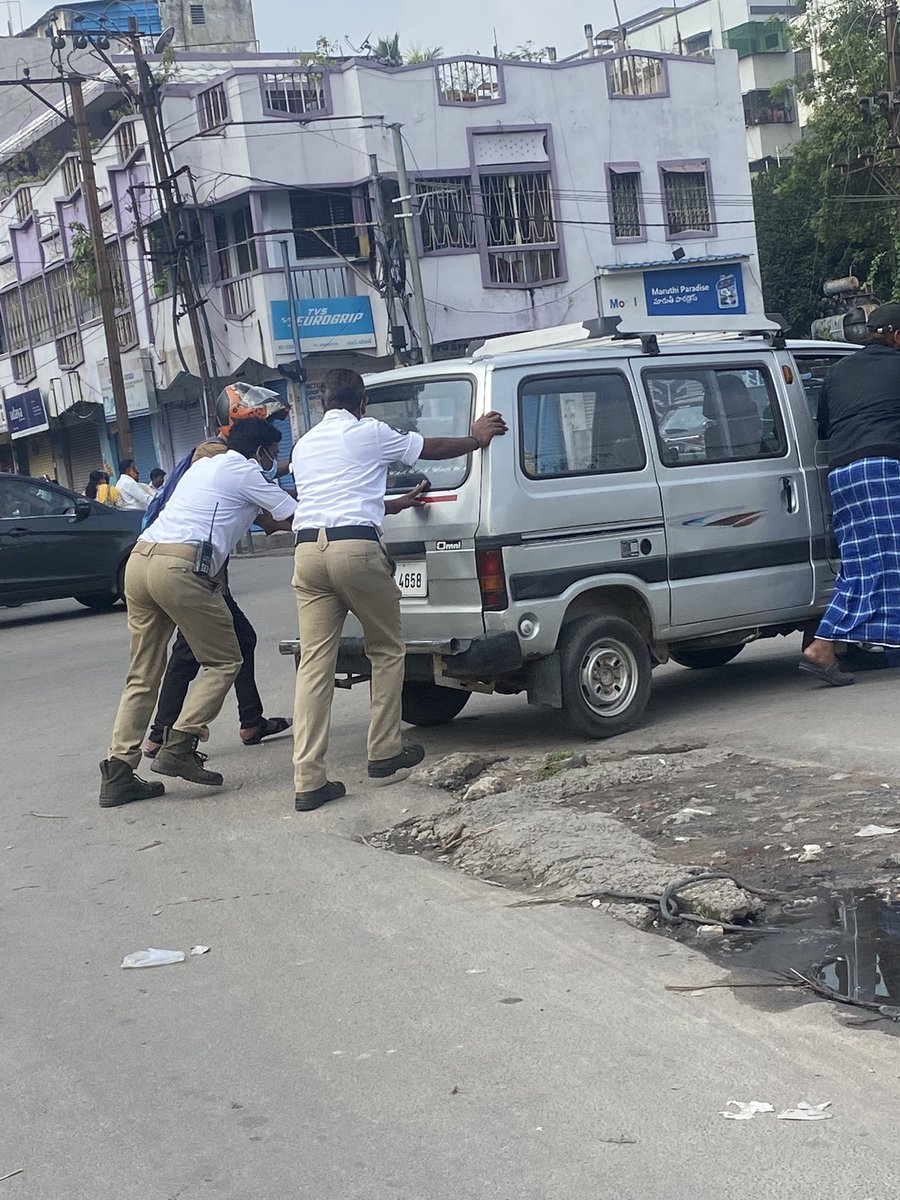 tallanarayana1's tweet photo. A big salute these two Traffic constables who are helping a vehicle (breakdown on road) owner today morning at Baghlingampally X Roads
@hydcitypolice
@TelanganaDGP
@CPHydCity https://t.co/55m6Alc21g