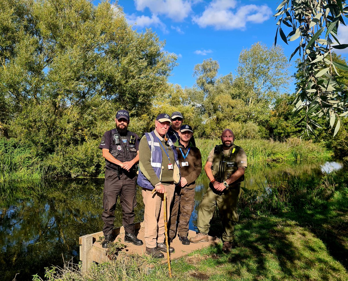 EnvAgencyAnglia's tweet photo. Officers recently joined forces with @EPWildlife and the @AnglingTrust to patrol the mid Essex area and the River Chelmer.

Fortunately all anglers were fishing legally and enjoying the weather.

Make sure you have a fishing licence before you head out: https://t.co/EL8RJbiVQ0 https://t.co/0HNalPyONs