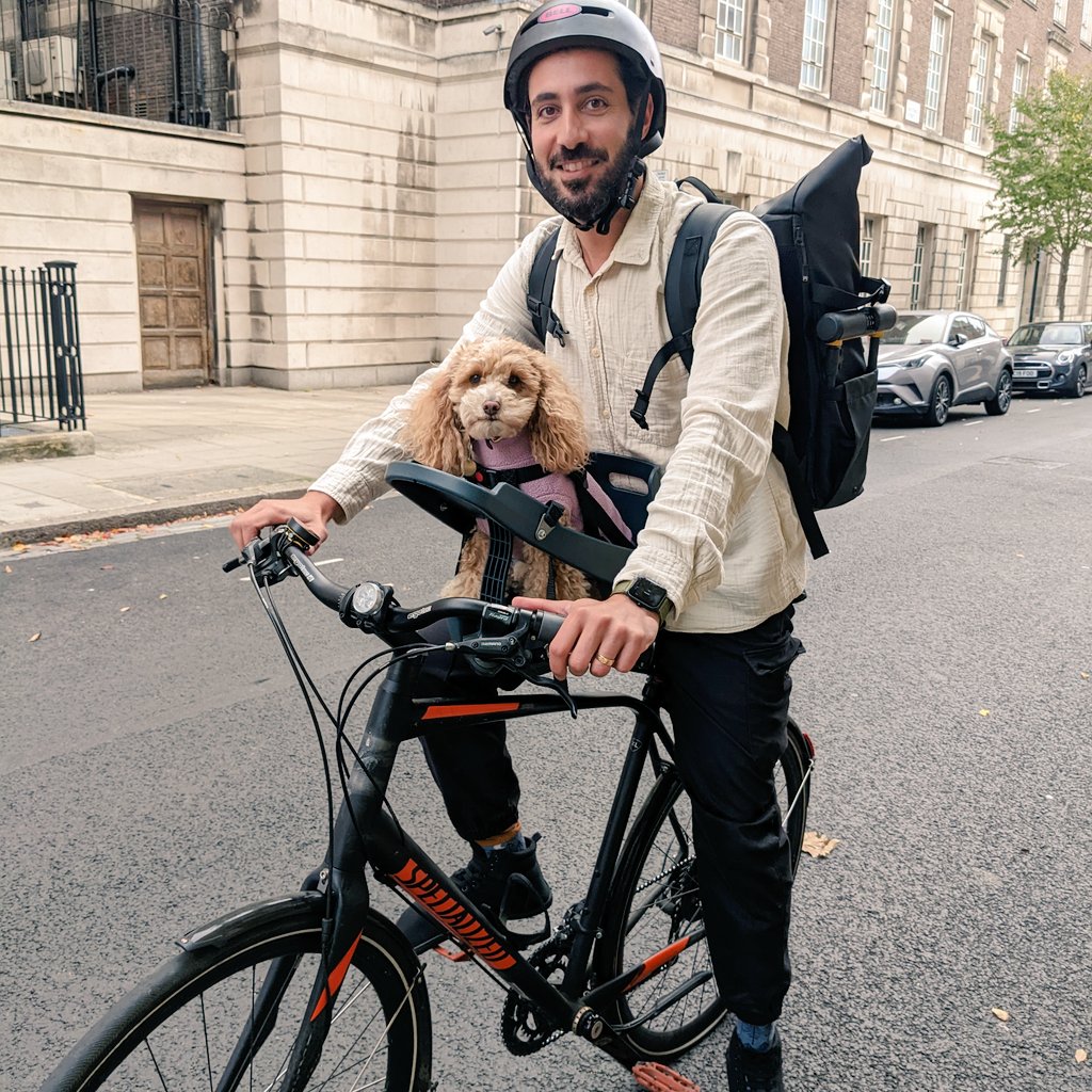 Good morning from Ben and Nettle! Ben is off to give a lecture at @ucl and today Nettle is coming to 'help'... 'None of my students are going to listen to a word I say.'. ~ Ben 😂 #DogsOnTwitter #DogsOnBikes #DogsLife #CyclingLife