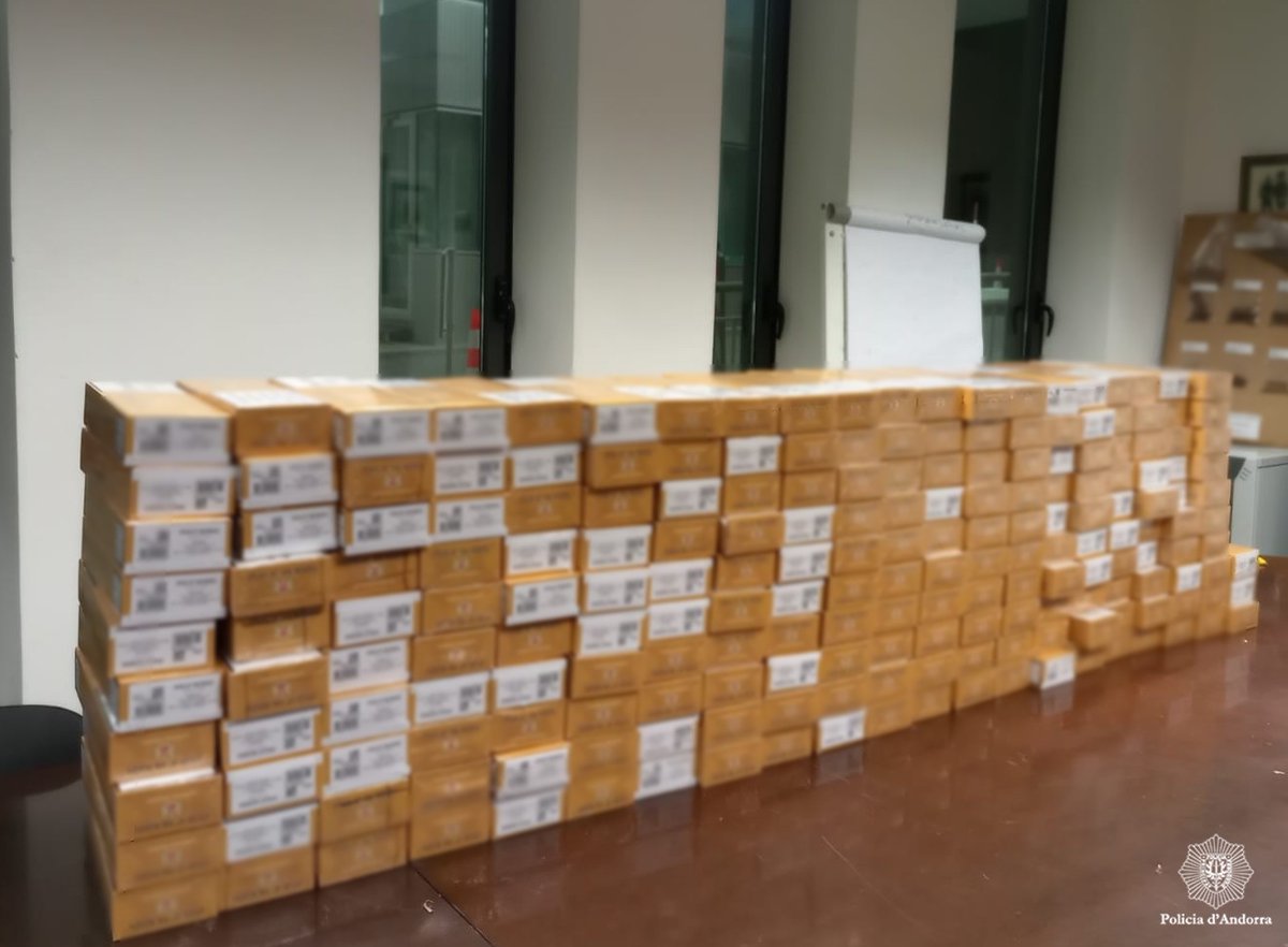 andorra_policia's tweet photo. Detenim un home per #contraban de tabac amb 2.030 paquets valorats en més de 7.000 € que amagava sota els seients del cotxe i al maleter.
La col·laboració entre #PoliciaAndorra i #Duana ha estat essencial per controlar-lo.
ℹ️➡️https://t.co/1ybV0n4DEg
#lluitacontraelcontraban https://t.co/P1jT7vmeKw