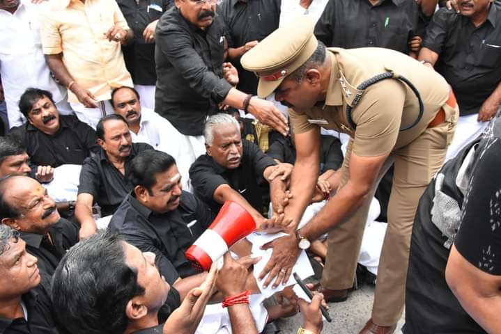OfficeofminMRV's tweet photo. மக்களால் தேர்ந்தெடுக்கப்பட்ட சட்டமன்ற உறுப்பினர்களுக்கு அமைதியான முறையில் உண்ணாவிரத போராட்டம் நடத்தக்கூட அனுமதி மறுத்து,
மாண்புமிகு கழக இடைக்காலப் பொதுச் செயலாளர்,தமிழக சட்டமன்ற எதிர்க்கட்சி தலைவர்,தமிழக முன்னாள் முதல்வர் அண்ணன் திரு. @EPSTamilNadu அவர்களையும்..(1/2) https://t.co/l4wkLnsOcU