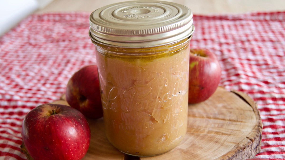 OlivasStories's tweet image. #Olivenöl eignet sich prima als Konservierung von Lebensmitteln. Die #Polyphenolen und Vitamin E verleihen antimikrobielle Eigenschaften. 
Wenn man Lebensmittel mit Olivenöl bedeckt, werden Mikroorganismen ferngehalten  #olivenölwissen #olivasstories #apfelmusmitolivenöl