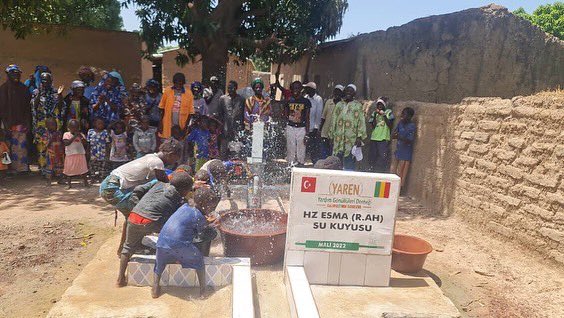 Afrika Malide başkent Bamako’dan 200km uzaklıktaki 600 kişinin yaşadığı Surukora köyünde hisseli su kuyumuzun açılışını gerçekleştirmiş bulunmaktayız. Rabbim tüm hayır sahiplerinden razı olsun, sadaka-i cariye olarak kabul buyursun
1 Hisse Bedeli:500₺
GÜLÜMSE(T)MEK SADAKADIR ☺️