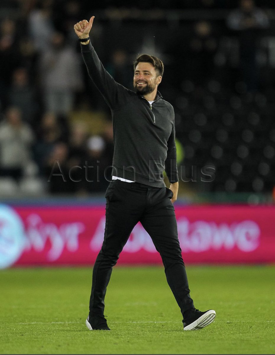 pauljenkinspix's tweet photo. A few from Swansea City v Reading last night #SWAREA #SwanseaCity #Reading https://t.co/GIp6B9YJna