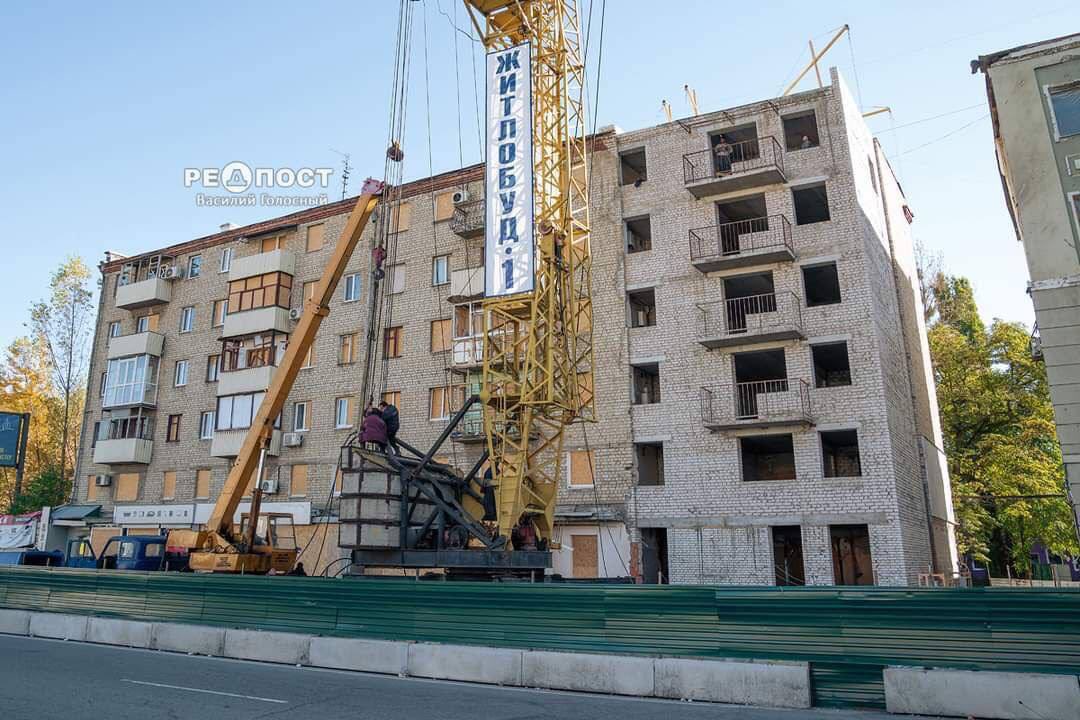 In #Kharkiv, a part of a residential building that was destroyed by a russian missile strike is being restored. There is still a lot of work to be done, but one day Kharkiv will become the same again — safe, beautiful, clean, comfortable for life.